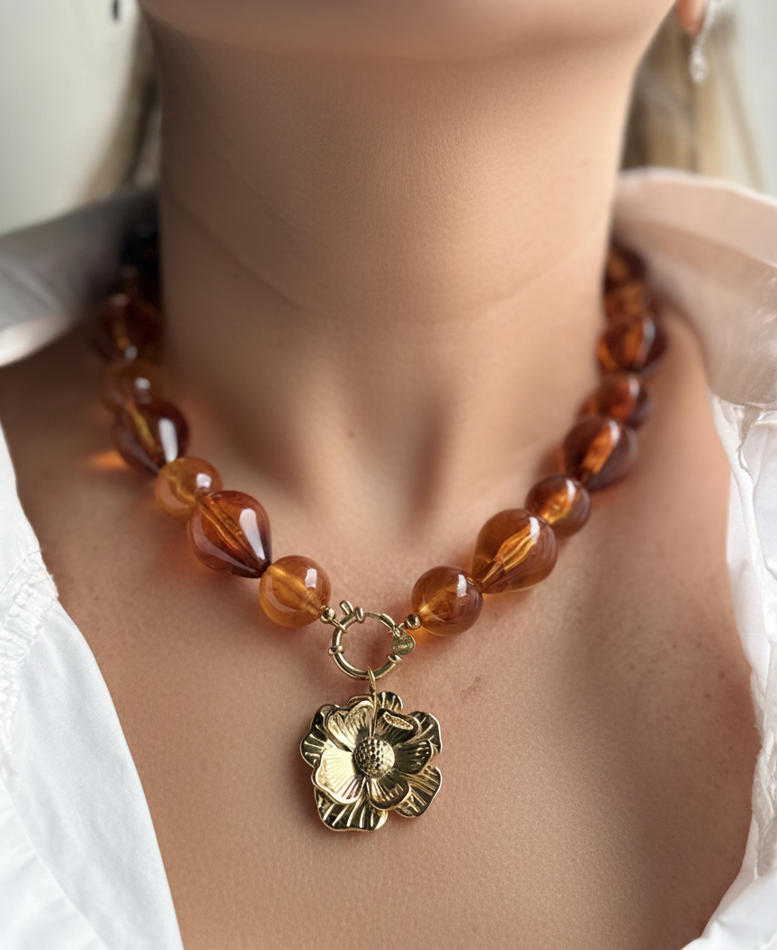 Collier résine perles ambrées & pendentif fleur dorée - Acier inoxydable