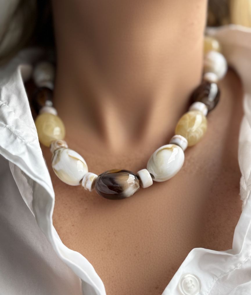 Collier résine en perles marbrées beige & chocolat – Acier inoxydable