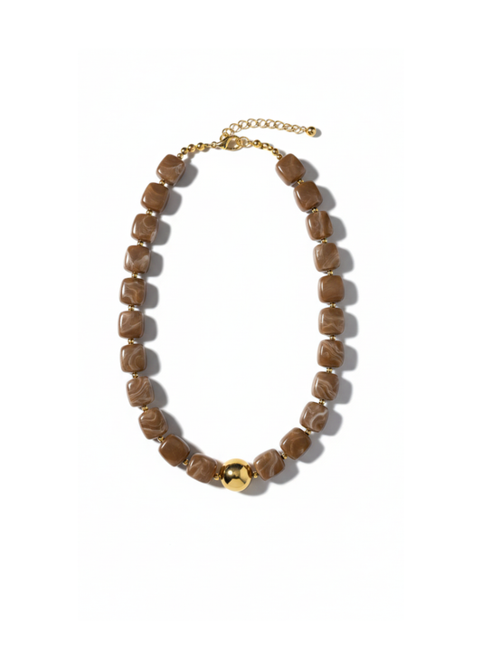 Collier perles résine caramel marbrées & bille dorée - Acier inoxydable