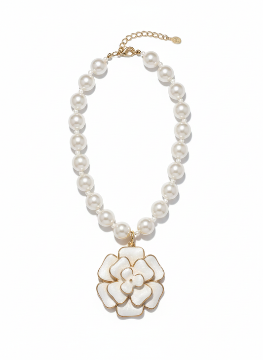 Collier résine en perles blanches & fleur nacrée – Acier inoxydable